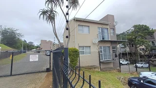 Lovely ground floor 2 bedroom apartment in a double storey standalone building