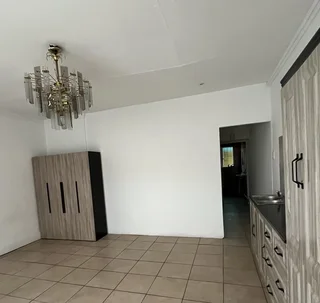 Spacious Studio/Bachelor Apartment ,1-bathroom In Bosmont