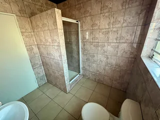 Spacious Studio/Bachelor Apartment ,1-bathroom In Bosmont