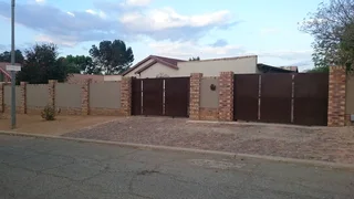 Pet-friendly 3-Bedroom And 1-Bathroom House In Norkem Park