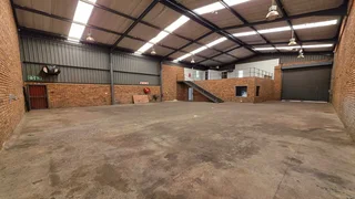 Neat &amp; secure Mini Unit TO LET in Jet Park.