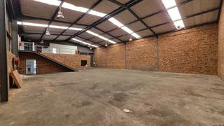 Neat &amp; secure Mini Unit TO LET in Jet Park.