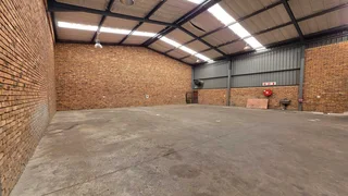 Neat &amp; secure Mini Unit TO LET in Jet Park.