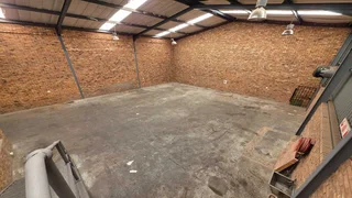 Neat &amp; secure Mini Unit TO LET in Jet Park.