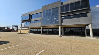 Showroom space available To Let with exposure on the R24 in Meadowdale.