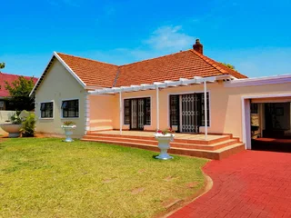 ***sole Mandate*** Versatile Family Home With Two Income-generating Cottages