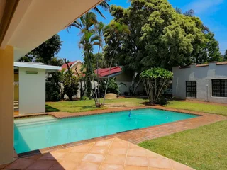 ***SOLE MANDATE*** Versatile Family Home with Two Income-Generating Cottages