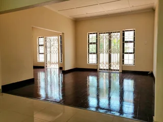 ***SOLE MANDATE*** Versatile Family Home with Two Income-Generating Cottages