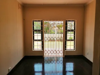 ***SOLE MANDATE*** Versatile Family Home with Two Income-Generating Cottages