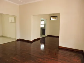 ***SOLE MANDATE*** Versatile Family Home with Two Income-Generating Cottages