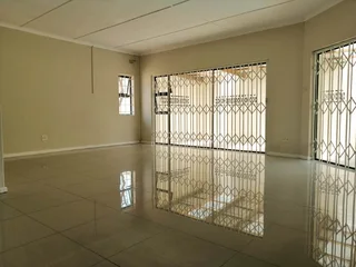 ***SOLE MANDATE*** Versatile Family Home with Two Income-Generating Cottages