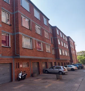 Sharing 3-Bedroom And 1-Bath Apartment In Pretoria West