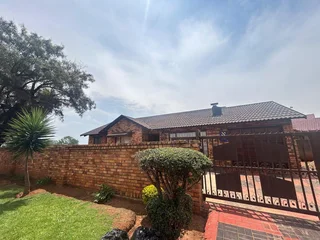 **Charming 3-Bedroom Family Home for Rent**in Vosloorus Paradise park