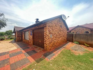 **Charming 3-Bedroom Family Home for Rent**in Vosloorus Paradise park