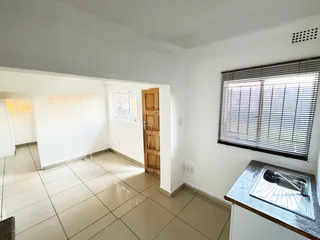 Secure 2-Bedroom And 1-Bathroonm Apartment On Argyle