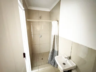 Secure 2-Bedroom And 1-Bathroonm Apartment On Argyle