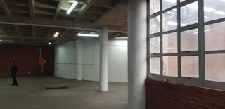 TO LET - 300m2 FACTORY SPACE  IN PHOENIX