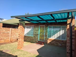 Pet-friendly 2-Bedroom And 1-Bathroom Townhouse In Moreleta Park