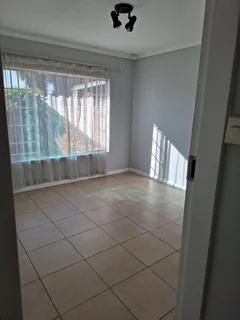 Pet-friendly 2-Bedroom And 1-Bathroom Townhouse In Moreleta Park