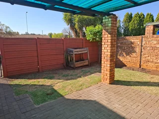 Pet-friendly 2-Bedroom And 1-Bathroom Townhouse In Moreleta Park