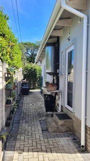 Modern 2-Bedroom And 1-Bathroom House With Spacious Garden