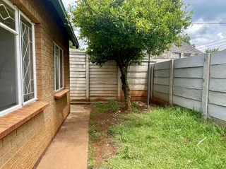 Specious 1 Bedroom And 1 Bath Pet Friendly Garden Cottage With A Garage