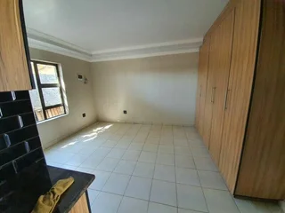 Flats to let at 76 Buffelsdoorn Street