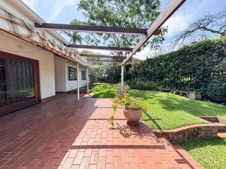 Spacious 4 Bedroom Family Home Shared property with a private cottage in Glen Ashley