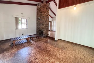 Spacious 4 Bedroom Family Home Shared property with a private cottage in Glen Ashley