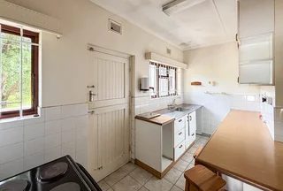 Spacious 4 Bedroom Family Home Shared property with a private cottage in Glen Ashley