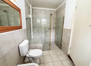 Spacious 4 Bedroom Family Home Shared property with a private cottage in Glen Ashley