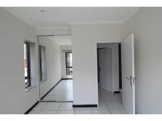 Spacious 1-Bedroom And 1-Bathroom Apartment In Fourways, Sandton