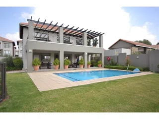 Spacious 1-Bedroom And 1-Bathroom Apartment In Fourways, Sandton