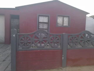 Beautiful 3-Bedroom And 1-Bath House In Roosendal, Cape Town