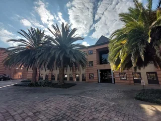 327 sqm Office to Let in Bedfordview