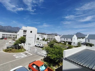 Tranquil Living with Breathtaking Views: Modern 3-Bedroom Apartment 3.5km from Stellenbosch Central