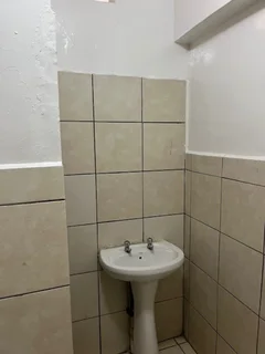 Secure 2-bedroom Flat In Tudhope Avenue, Berea