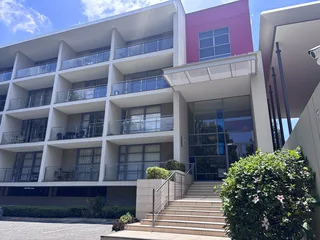 Charming 2-Bedroom And 2-Bathroom Apartment In 8th Street, Houghton Estate