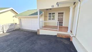 Stylish 3 Bedroom Townhouse with Big Backyard!