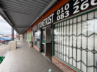 Retail unit to let in Wilrogate Shopping Centre.