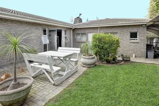 3 Bedroom Home plus flatlet to let in Uitzicht