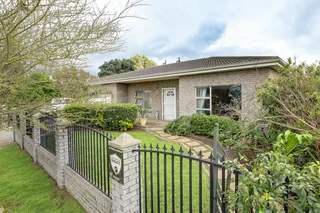 3 Bedroom Home plus flatlet to let in Uitzicht