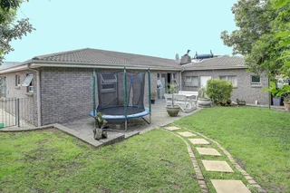 3 Bedroom Home plus flatlet to let in Uitzicht