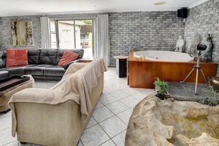 3 Bedroom Home plus flatlet to let in Uitzicht