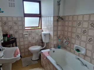 Well Positioned, Corner Apartment  In Beacon Bay