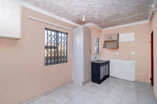 Secure 2-Bedroom And 1-Bathroom Cottage In Glenridge, Protea Glen