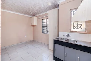 Secure 2-Bedroom And 1-Bathroom Cottage In Glenridge, Protea Glen
