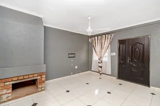 Secure 2-Bedroom And 1-Bathroom Cottage In Glenridge, Protea Glen