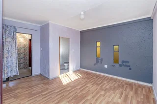 Secure 2-Bedroom And 1-Bathroom Cottage In Glenridge, Protea Glen