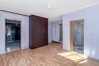 Secure 2-Bedroom And 1-Bathroom Cottage In Glenridge, Protea Glen